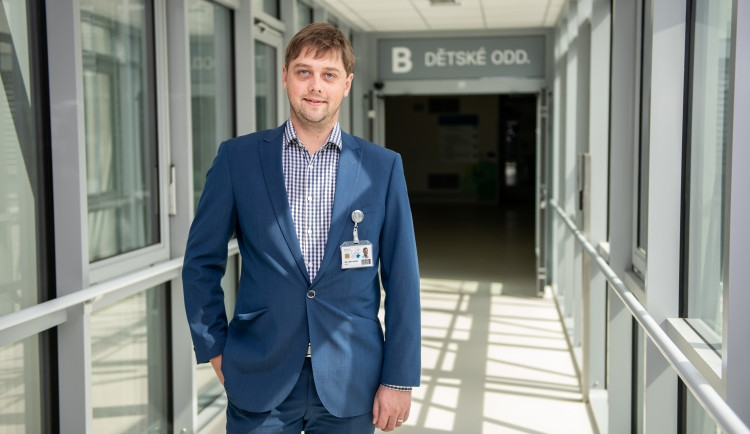 Nemocnice Český Krumlov jako David mezi Goliáši, má ambice, plány i mnohá ocenění. Nejen o nich vypráví v rozhovoru ředitel Nemocnice Český Krumlov, a.s. Vojtěch Remeň