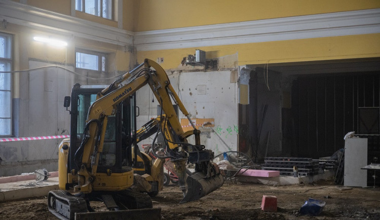 Oprava příjezdové haly budějovického vlakového nádraží skončí ještě letos