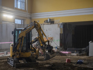 Oprava příjezdové haly budějovického vlakového nádraží skončí ještě letos