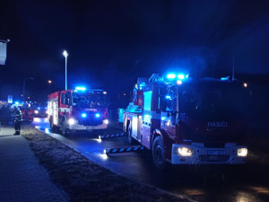 Hasiči evakuovali desítky lidí při požáru bytového domu v Písku
