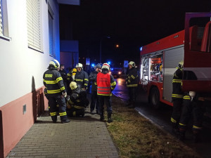 Hasiči evakuovali desítky lidí při požáru bytového domu v Písku