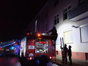 Hasiči evakuovali desítky lidí při požáru bytového domu v Písku