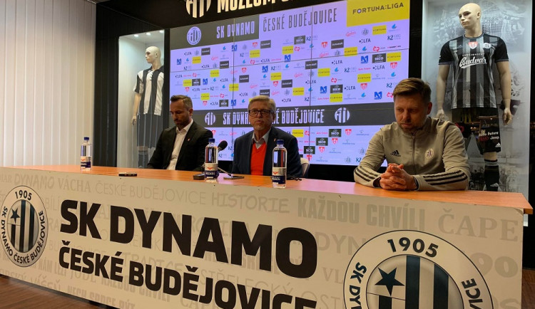 Tisková konference Dynama. Zleva sportovní ředitel Tomáš Sivok, majitel klubu Vladimír Koubek a trenér David Horejš.