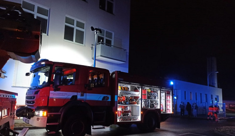 Hasiči evakuovali desítky lidí při požáru bytového domu v Písku