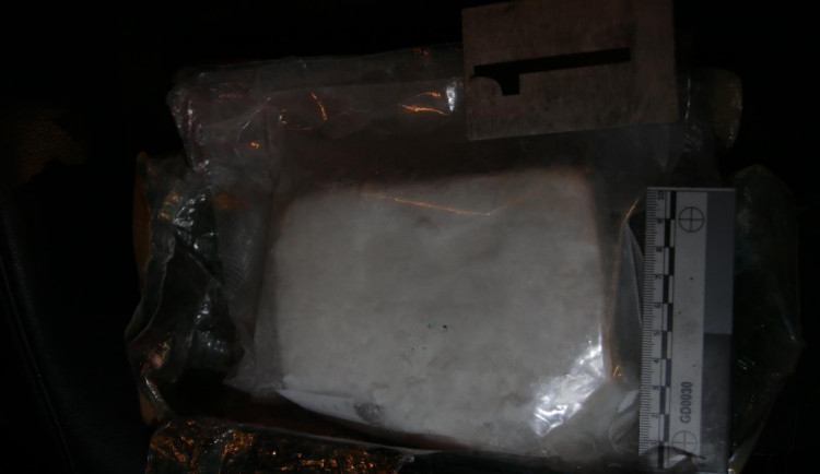 Policie zadržela dva dealery kokainu. U sebe měli téměř 400 gramů drogy