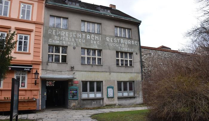 Písek chce koupit dva domy, aby bylo možné opravit cestu do parku