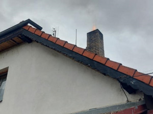V Táboře hořel komín rodinného domu. Hasiči ho zasypali pískem