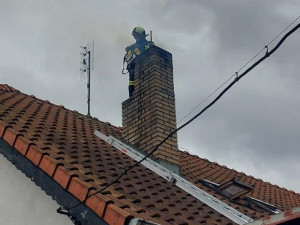 V Táboře hořel komín rodinného domu. Hasiči ho zasypali pískem