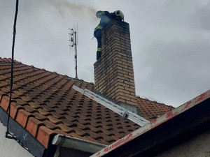 V Táboře hořel komín rodinného domu. Hasiči ho zasypali pískem