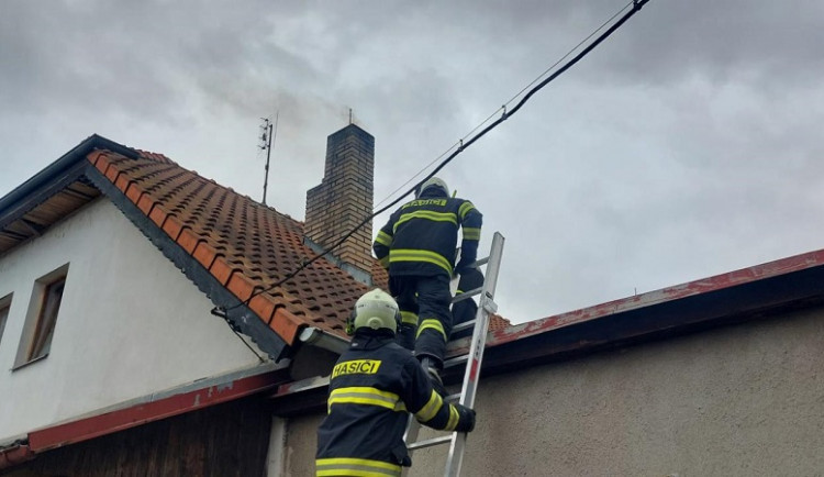 V Táboře hořel komín rodinného domu. Hasiči ho zasypali pískem