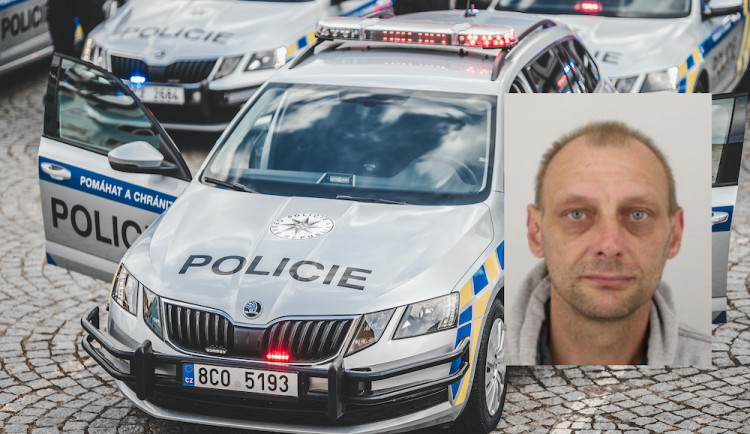 Policie pátrá po devětačtyřicetiletém muži. Je na něj vydán zatykač