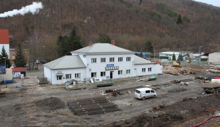 Adamov je bez kolejí i nádraží. Vlaková trať z Blanska do Brna se rekonstruuje