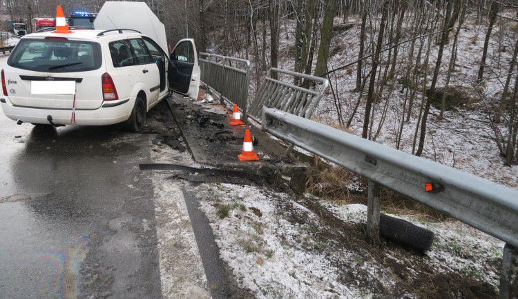 Řidička narazila do svodidel. Do nemocnice ji transportoval vrtulník