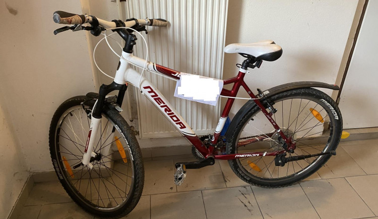 Ženu na kole zkontrolovali policisté. Zjistili, že není její, teď hledají majitele