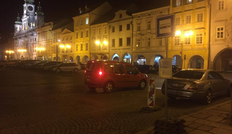 Muž v baru napadal hosty i pracovníka ostrahy. Hrozí mu pokuta 10 tisíc korun.