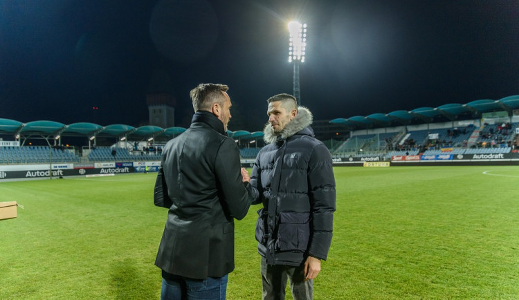 Tomáš Sivok (vlevo) děkuje Petru Javorkovi za odvedenou práci v A týmu Dynama.