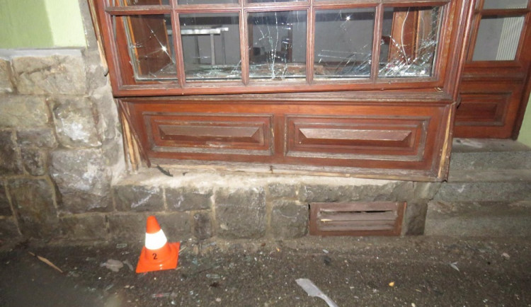 Opilý řidič naboural do výlohy. Z místa nehody utekl