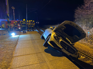 Auto v kolejích