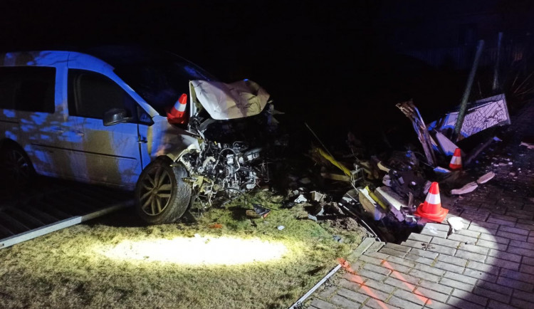 Po nárazu do kapličky začal do vzduchu unikat plyn. Hasiči museli evakuovat 20 lidí