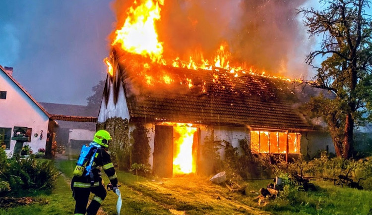 Hasiči měli loni více práce kvůli covidu-19 i silnému větru