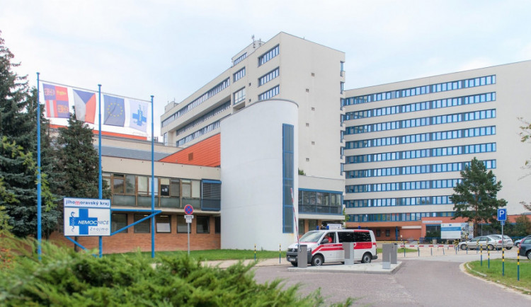 Znojemští ortopedi vévodí operacím se speciálním umělým kloubem