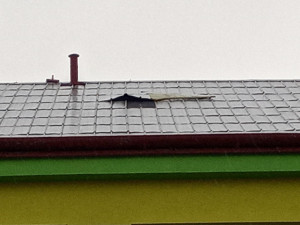 Jižní Čechy zasáhl silný vítr. Lidé jsou bez elektřiny, hasiči řeší nehody i popadné stromy