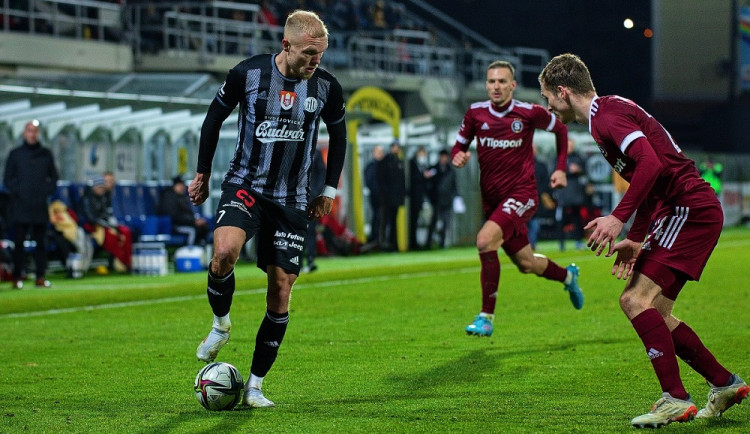 Přijde Dynamo o body? Klub potvrdil platnost smlouvy s van Burenem, vzkázal Tvrdík