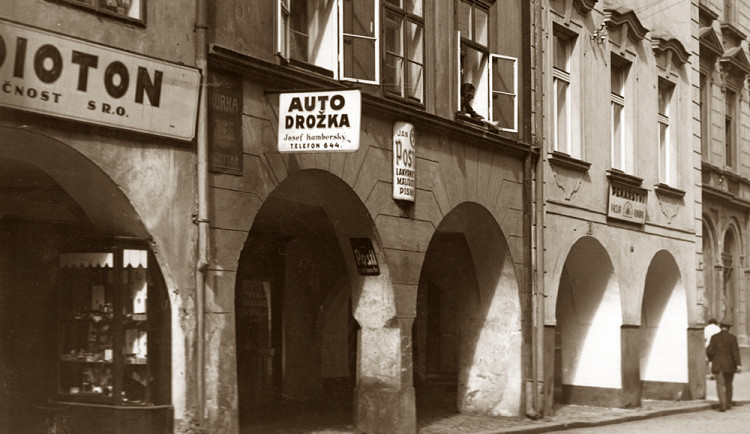 Prostřední dům v trojdomí v Kněžské má č. 15 po roce 1930 za Sládků.