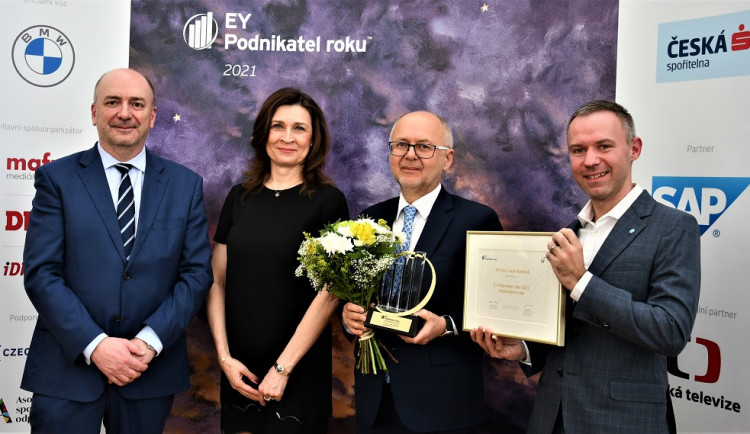 Ing. Tomáš Hajdušek (ODS), náměstek hejtmana pro oblast financí, Helena Sladkovská, ředitelka soutěže EY Podnikatel roku, Jiří Kůs, spolumajitel společnosti nanoSPACE a držitel titulu EY Podnikatel roku 2021 Jihočeského kraje a Oliver Dlouhý, EY Podnikate