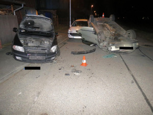 Opilý cizinec bez řidičského průkazu naboural několik aut. Poničil kapličku i plot domu