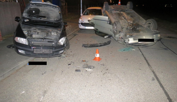 Opilý cizinec bez řidičského průkazu naboural několik aut. Poničil kapličku i plot domu