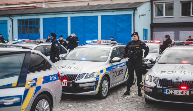 Oběti trestných činů uctí policie minutou ticha a majáky