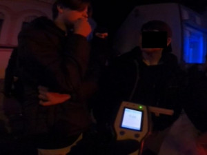 Policie v klubu kontrolovala mladistvé. Pod vlivem alkoholu vstupovali do silnice