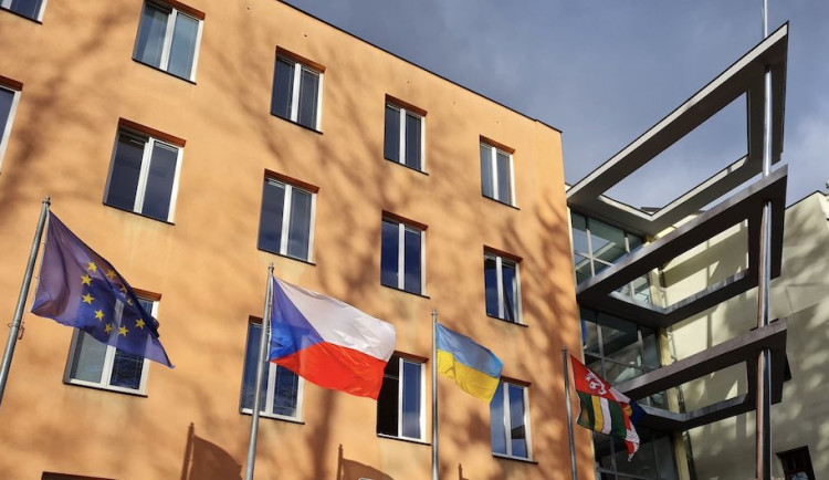 Jihočeský kraj vyvěsil na krajském úřadě ukrajinskou vlajku