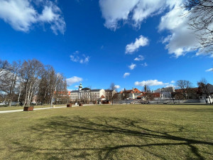 Další zpoždění. Proměna Sokolského ostrova se posune, kavárna tam zůstane déle