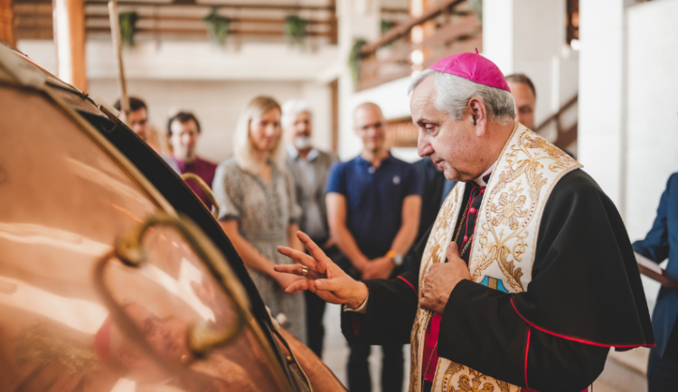 Prodej požehnaného ležáku pomohl Diecézní charitě částkou 262 tisíc korun