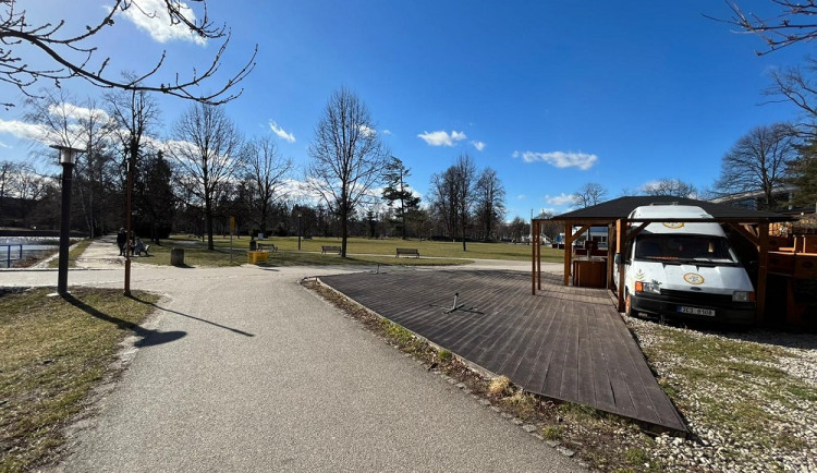 Další zpoždění. Proměna Sokolského ostrova se posune, kavárna tam zůstane déle