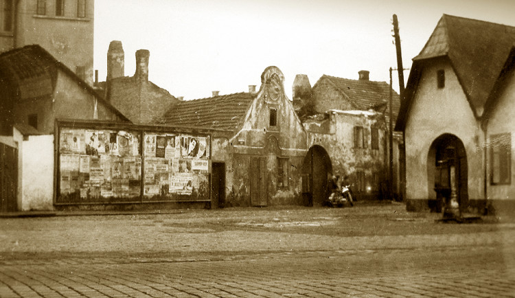 Začátek původní Staroměstské s domy č. 1 a 3. které ustoupily Holečkově ulici.