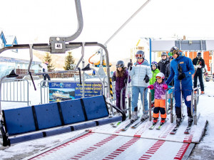 Užijte si jarní prázdniny ve Skiareálu Lipno a oblíbený karneval na lyžích