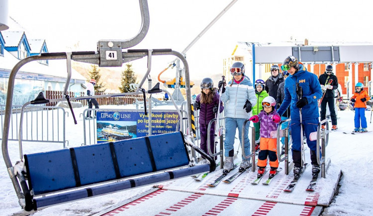 Užijte si jarní prázdniny ve Skiareálu Lipno a oblíbený karneval na lyžích