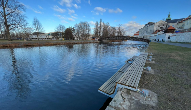Laviček nad vodou bude víc. Město se dohodlo na přidání další sady