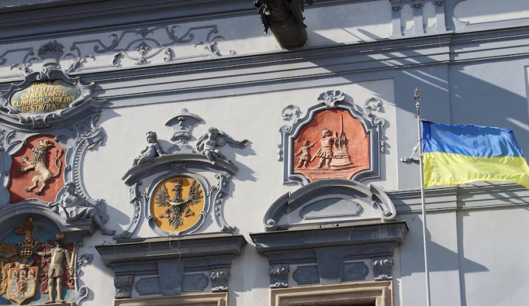 Hluboká nad Vltavou dnes ubytuje desítky lidí prchajících z Ukrajiny. Na pomoc se připravují i Budějce