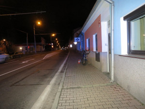 Opilý muž najel na elektrokoloběžka do domu. Nadýchal téměř dvě promile