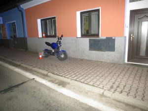 Opilý muž najel na elektrokoloběžka do domu. Nadýchal téměř dvě promile
