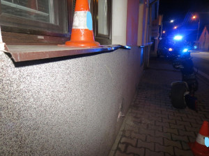 Opilý muž najel na elektrokoloběžka do domu. Nadýchal téměř dvě promile