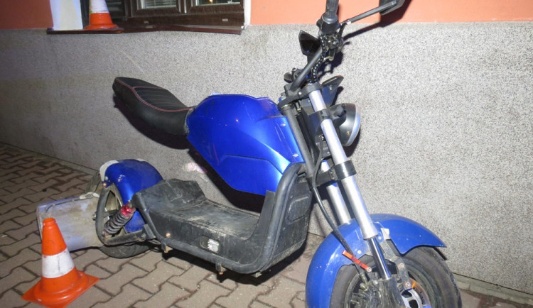Opilý muž najel na elektrokoloběžka do domu. Nadýchal téměř dvě promile