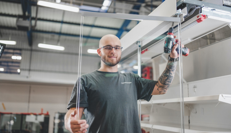 Hauser nabízí vedle atraktivní mzdy i pohodlný svoz do práce