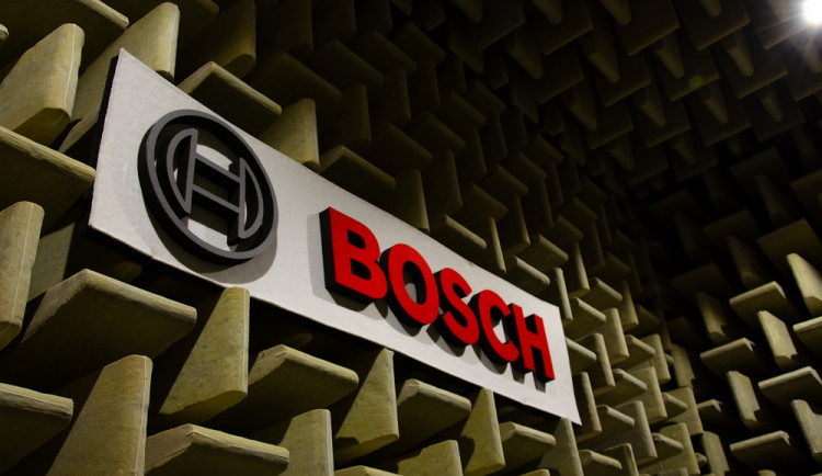 Bosch má v Budějovicích akustické komory, kde se měří hluk a fyzikální parametry výrobků. Vejde se do nich i automobil