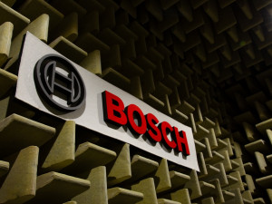 Bosch má v Budějovicích akustické komory, kde se měří hluk a fyzikální parametry výrobků. Vejde se do nich i automobil