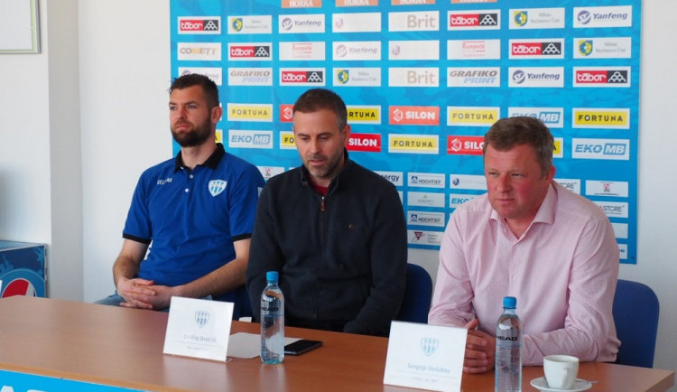 Zleva kapitán Jakub Navrátil, předseda správní rady Ondřej Dvořák a trenér Sergejs Golubevs.